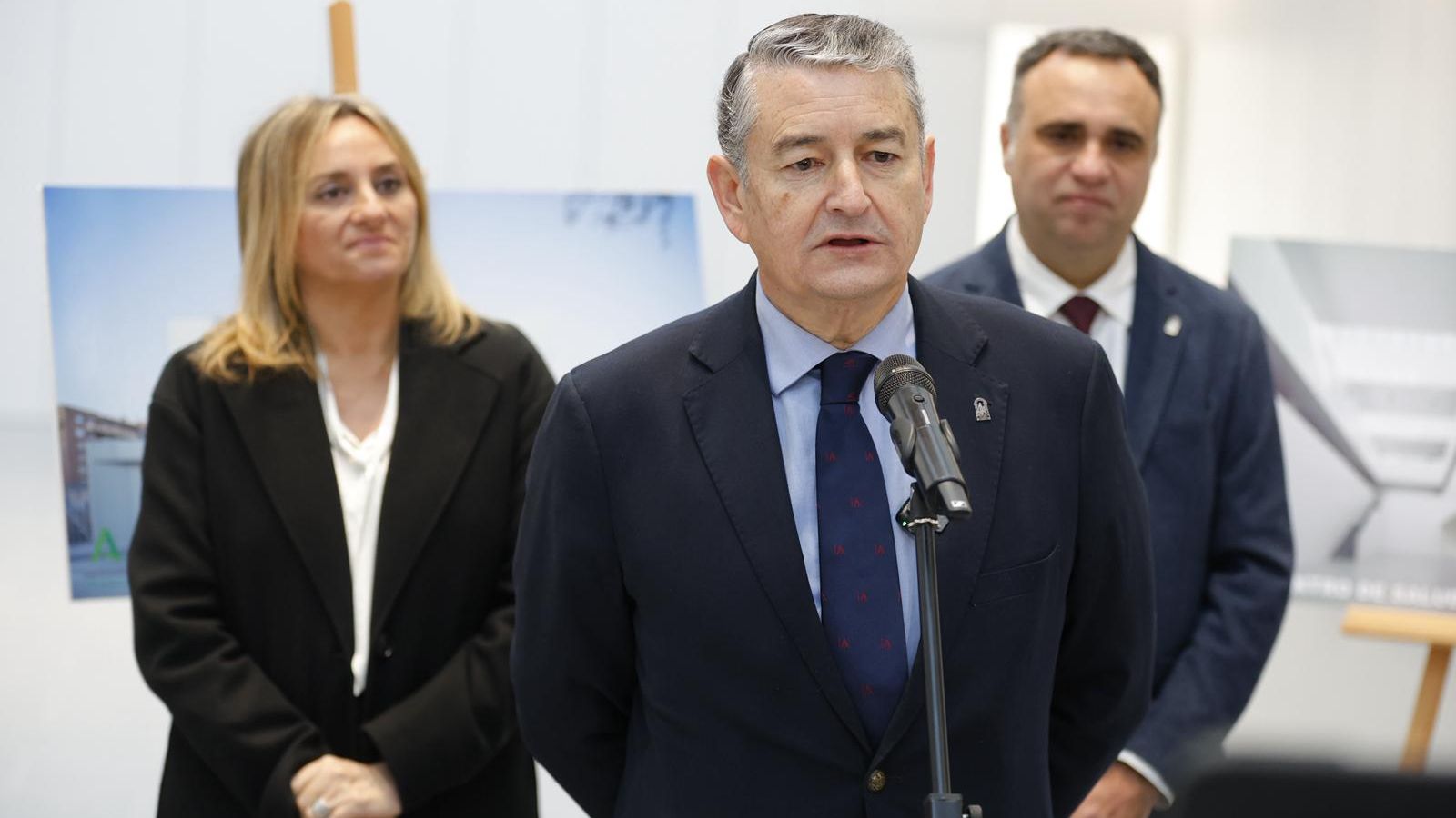 El consejero de Salud, Antonio Sanz, junto a la alcaldesa, Marifrán Carazo, y el presidente de la Diputación, Francisco Rodríoguez, en su visita a Granada este jueves