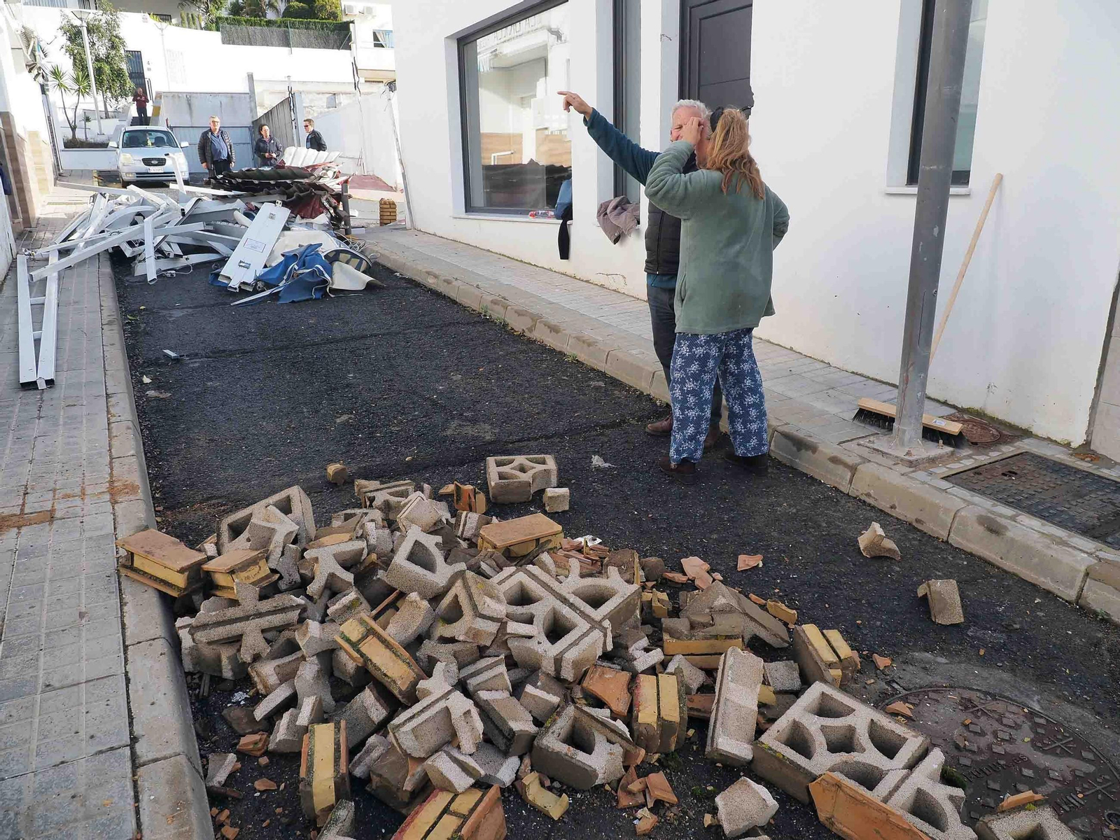 Vecinos de El Rompido observan los efectos de la potente manga de viento