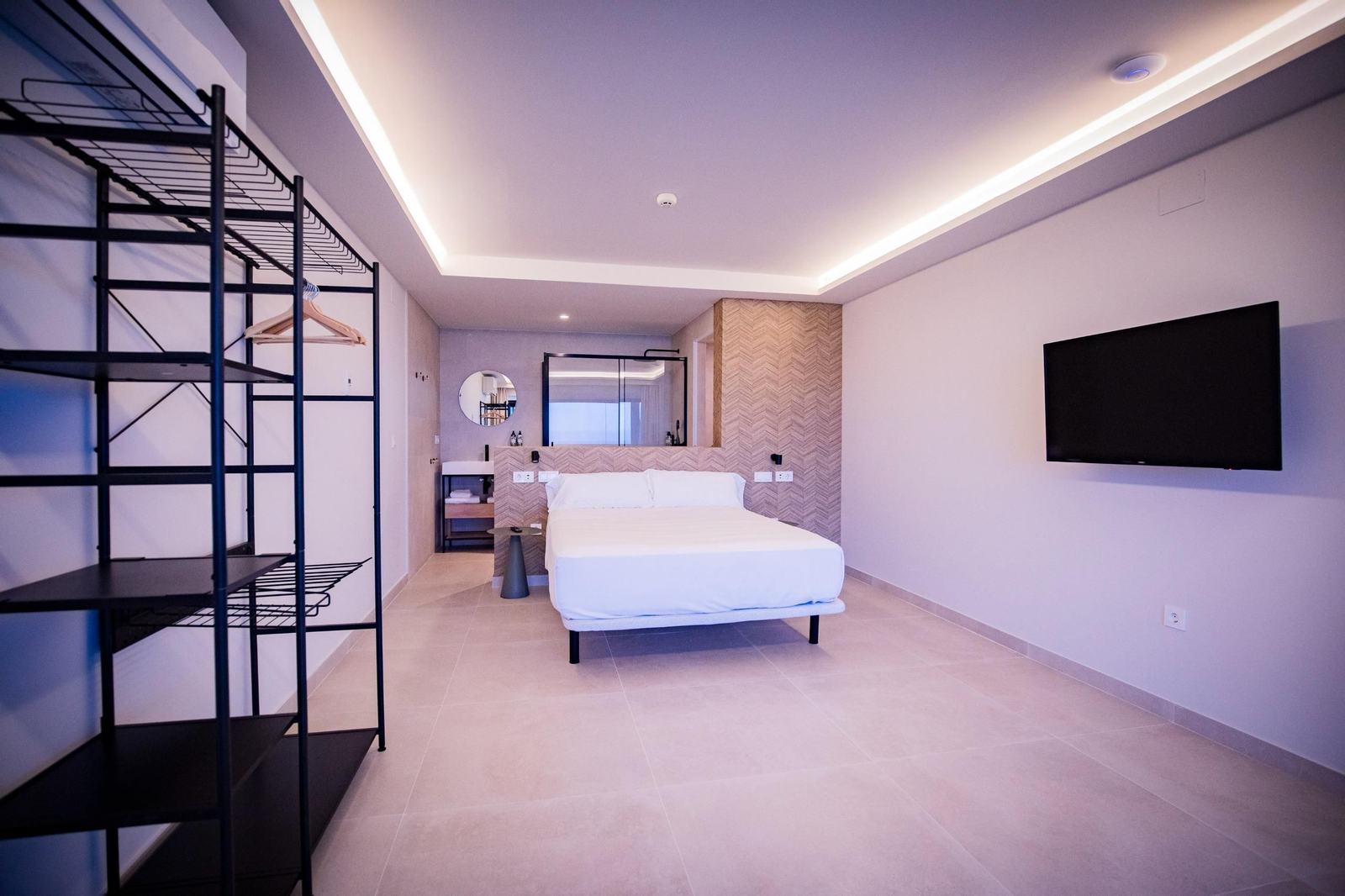 Los Apartamentos Playa Victoria de Cádiz abren sus puertas al público