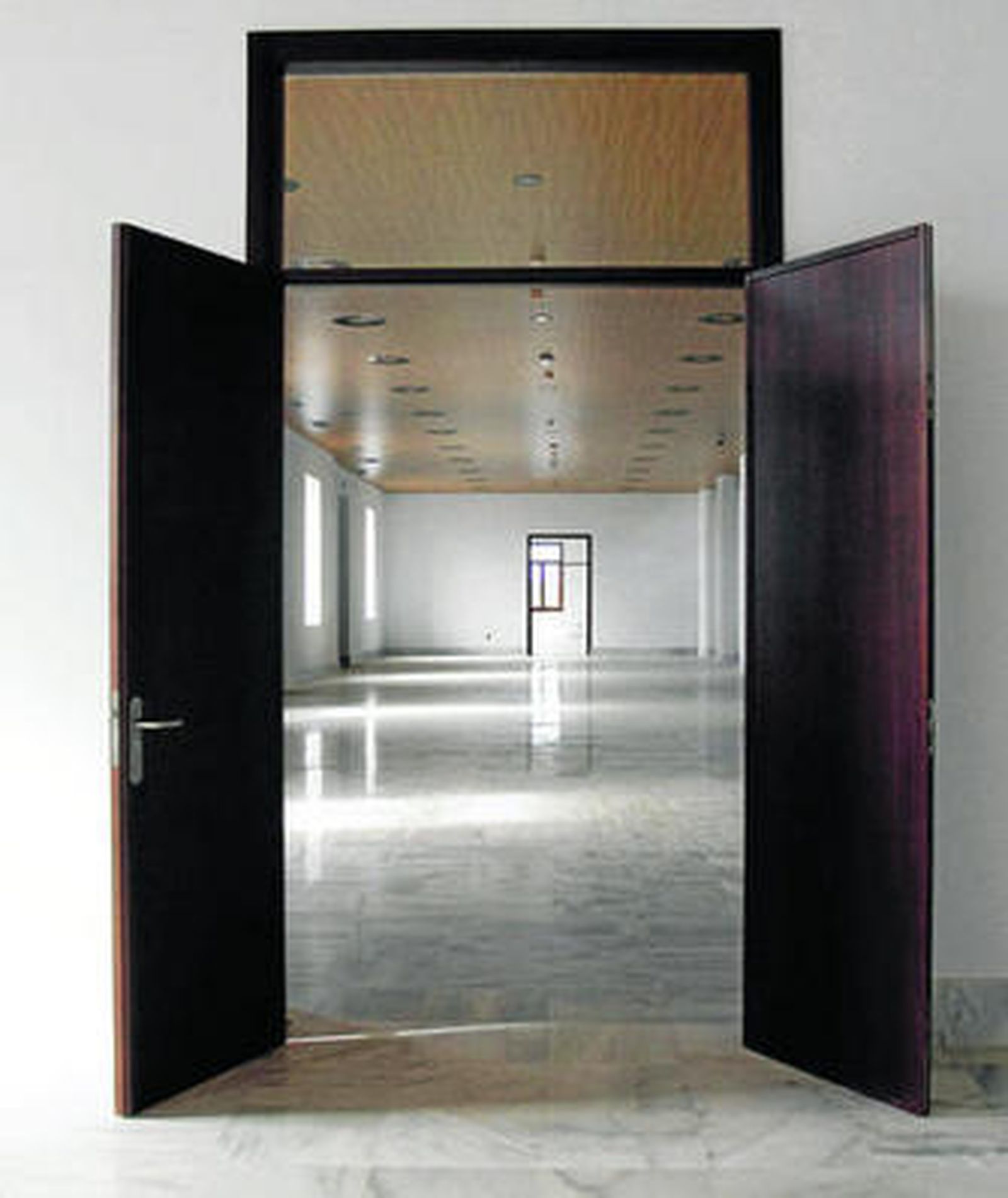 Tres de las grandes salas para reuniones y exposiciones ubicadas en la planta baja.