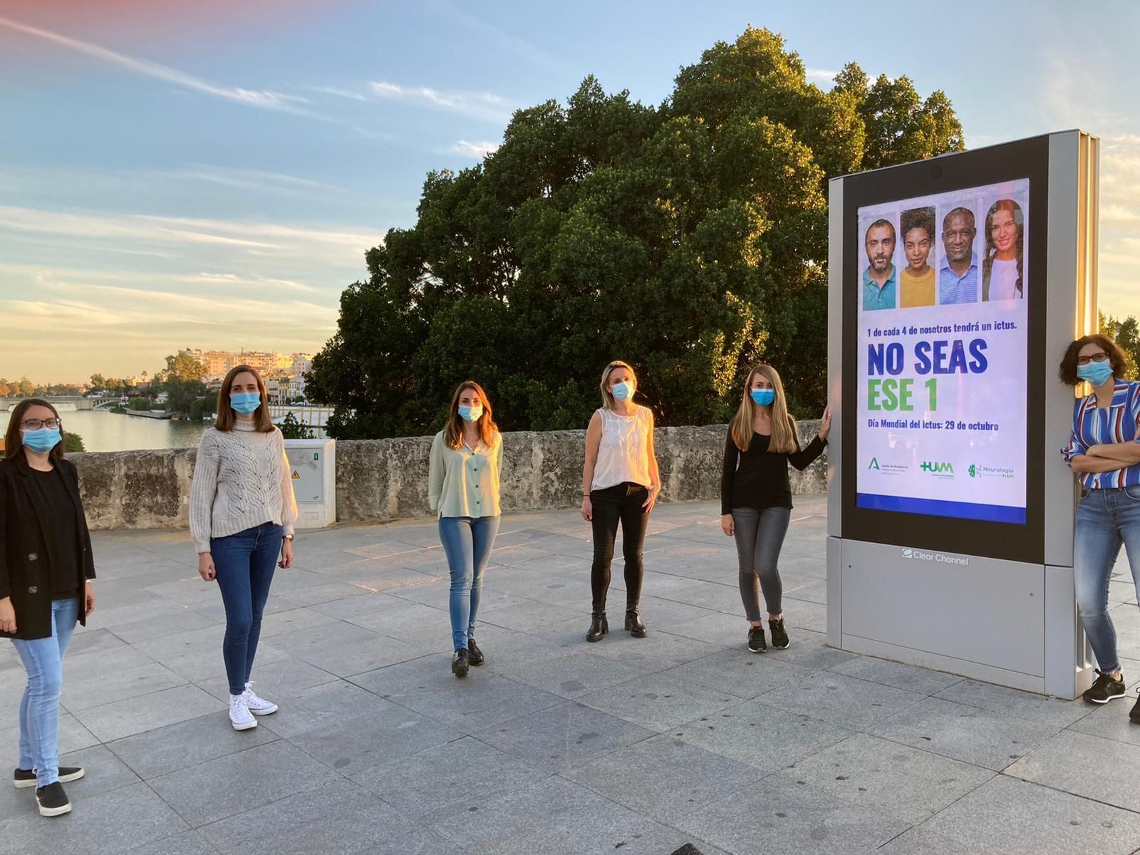 Los profesionales de la Unidad de Ictus del Macarena con la cartelería de campaña.