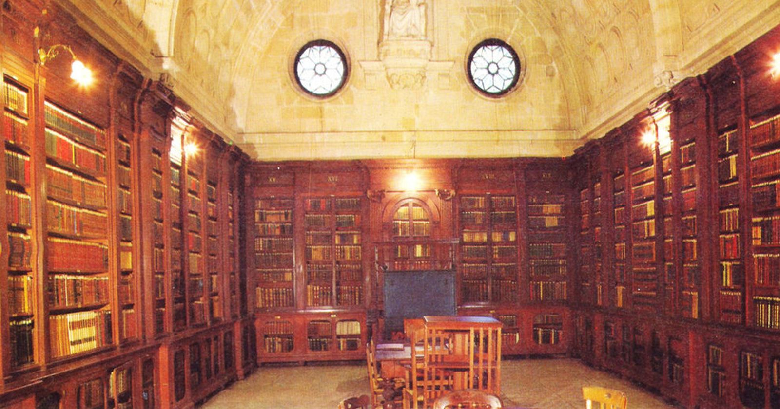 Sala de la antigua sede en plaza de la Asunción. Foto Manuel Hidalgo, 1974.