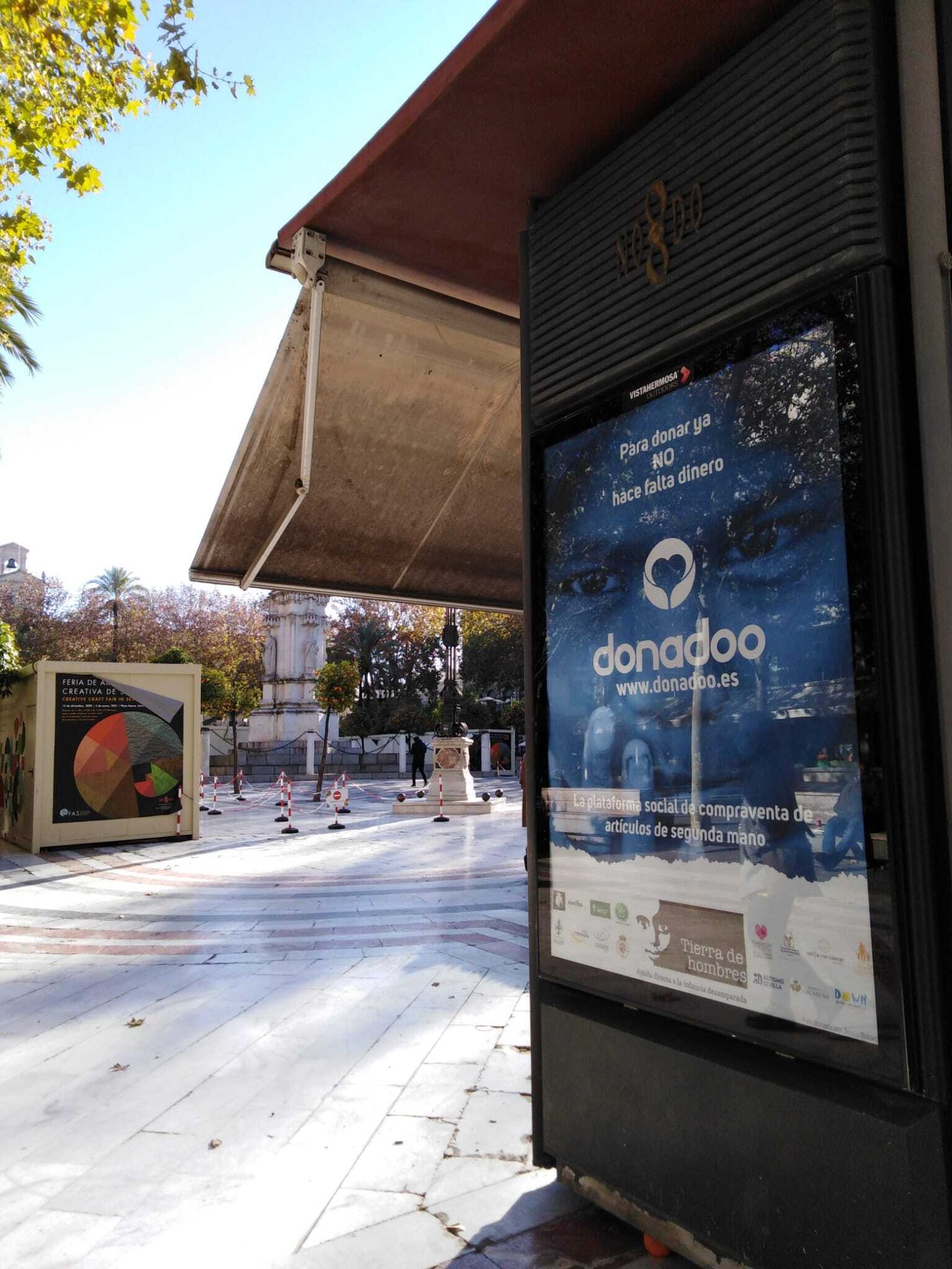 Mupi que muestra la campaña de lanzamiento de Donadoo.