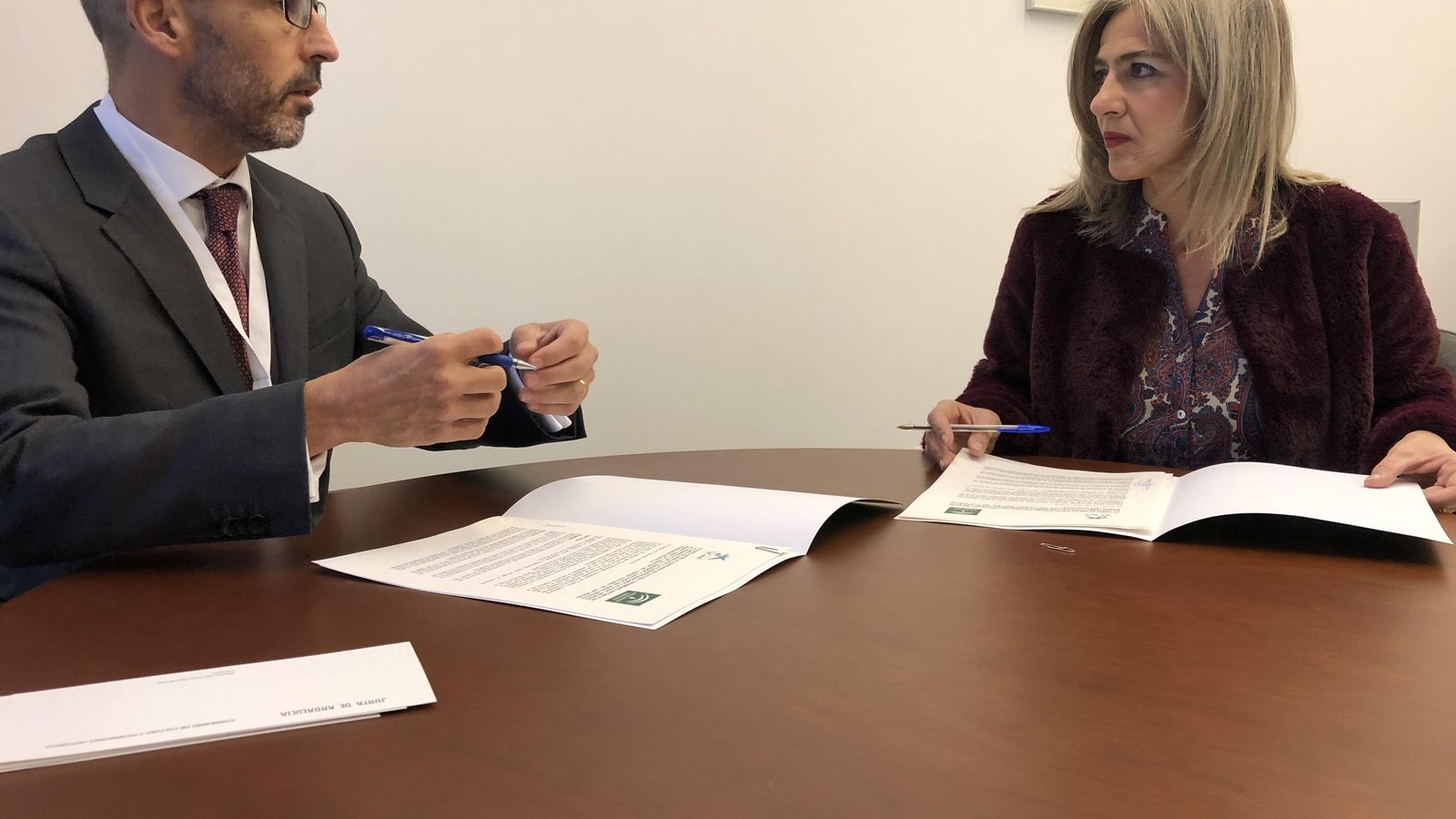 El director corporativo de territorio y centros de la Fundación Bancaria La Caixa, Rafael Chueca, con la consejera de Cultura y Patrimonio Histórico, Patricia del Pozo, en la firma del convenio.