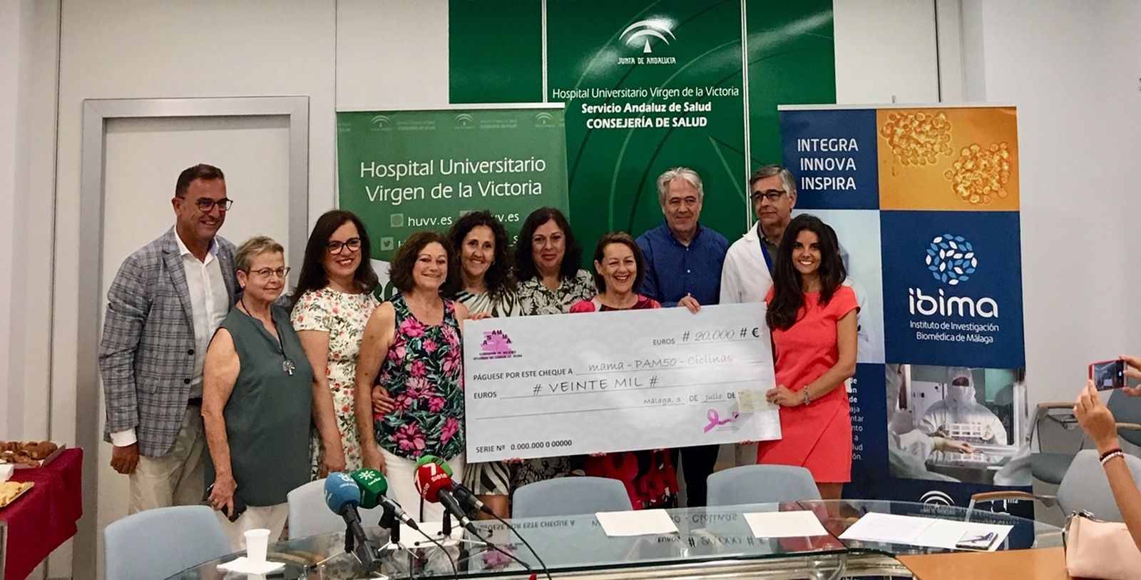 Representantes de ASAMMA, realizan la donación.