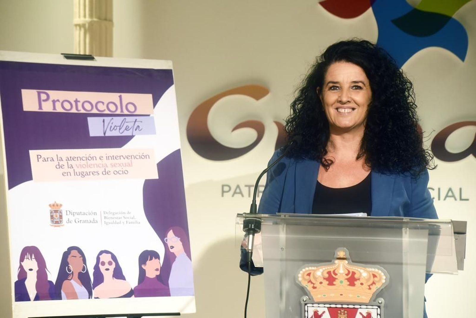 Elena Duque, diputada de Bienestar Social, Igualdad y Familia, durante la presentación.