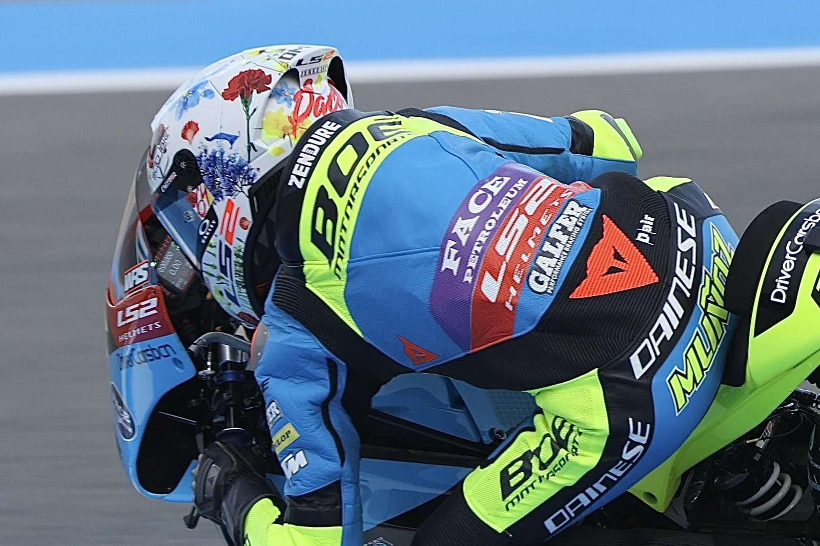 David Muñoz estrena casco en Jerez en homenaje a Paco Flores