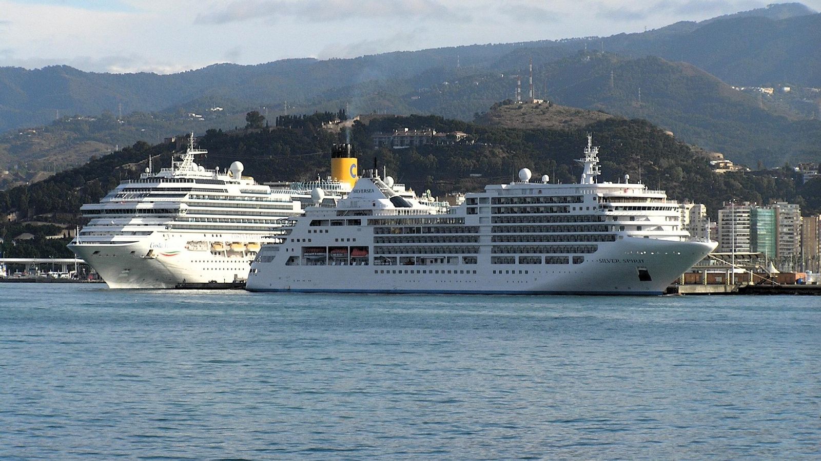 Los buques 'Silver Spirit' y 'Costa Favolosa' que hicieron sonar sus bocinas al paso del barco que traía al Tercio el Jueves Santo de 2019.