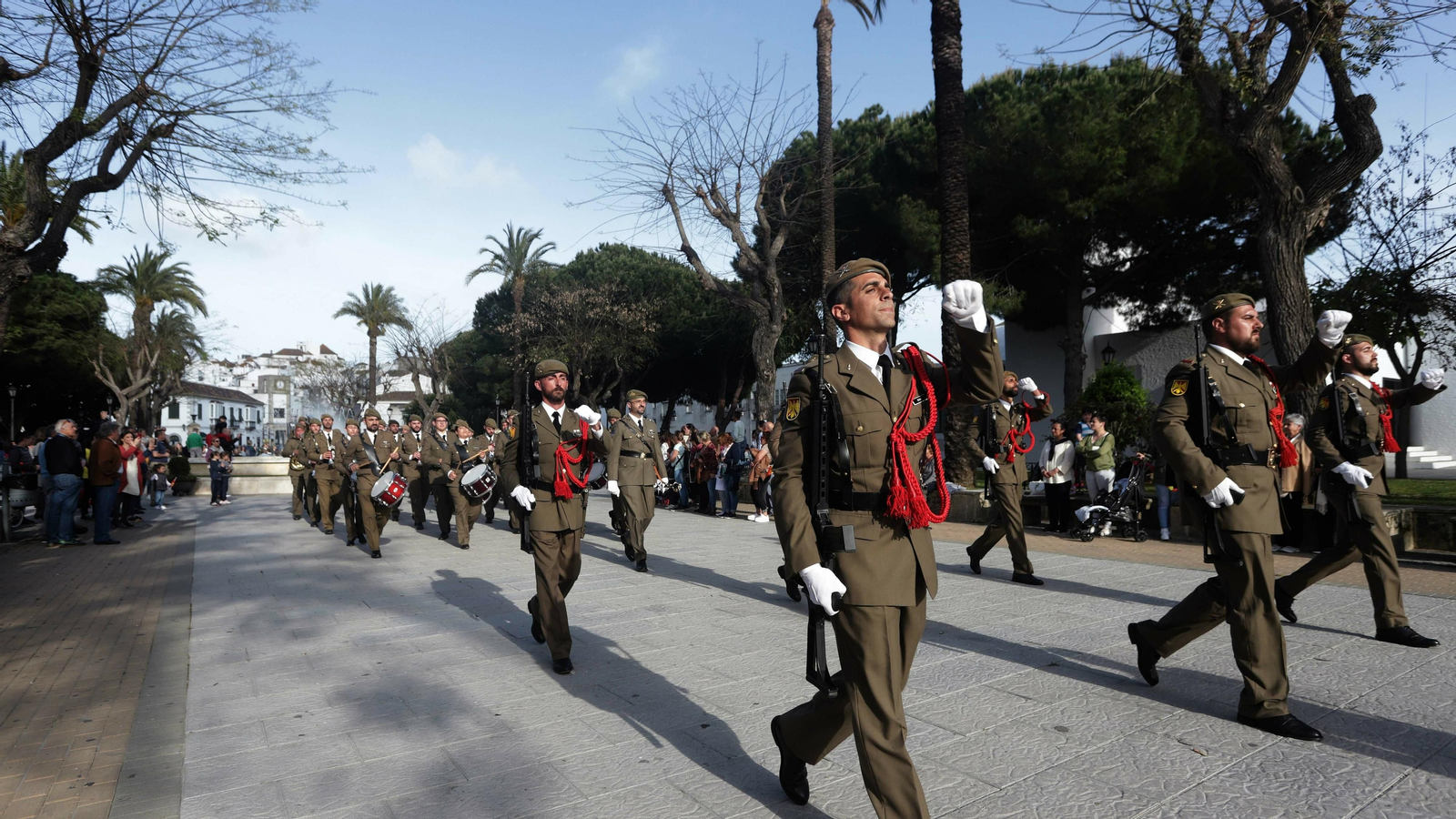 Las mejores fotos del desfile militar del Dos de Mayo en San Roque