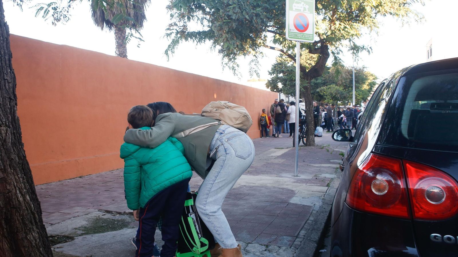 Una madre se despide de su peque cerca de la puerta de un colegio de La Línea