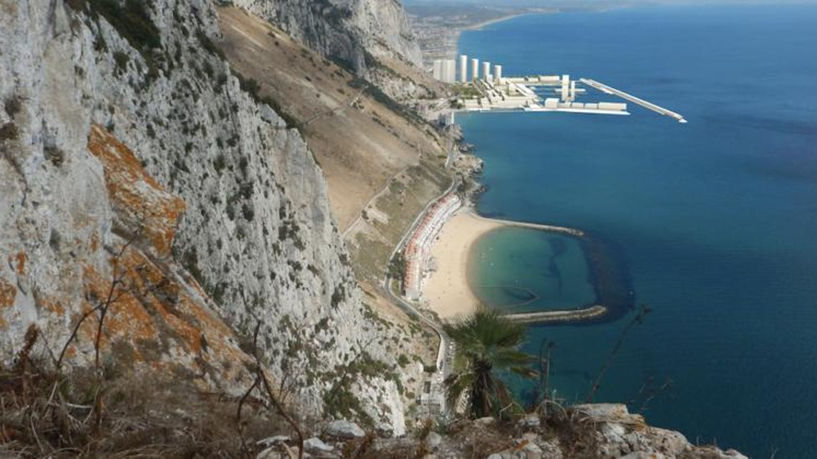 Sandy Bay, en primer término, y el proyecto, al fondo.