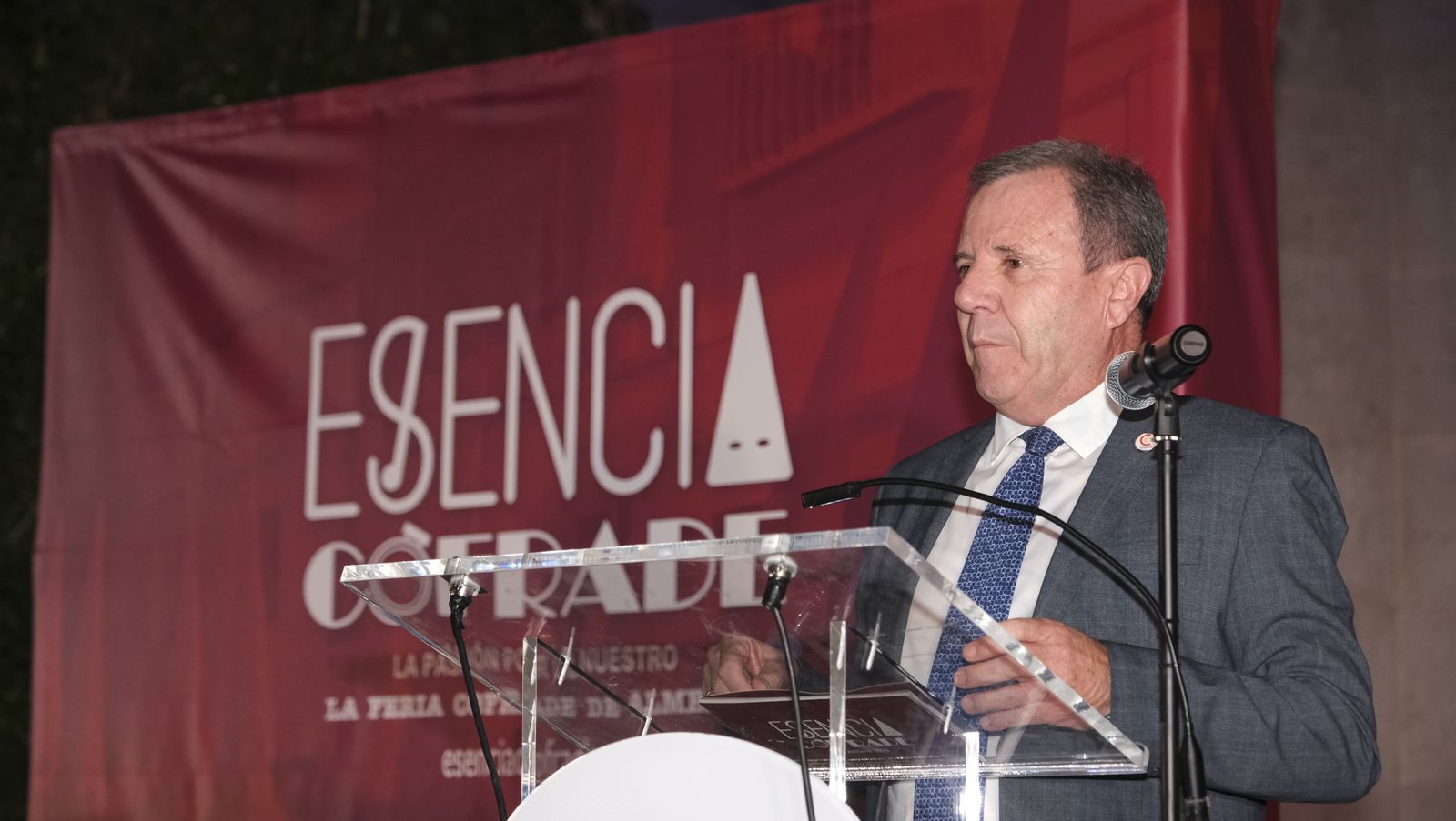 Presentación de Esencia Cofrade, en el Claustro de la Catedral de Almería