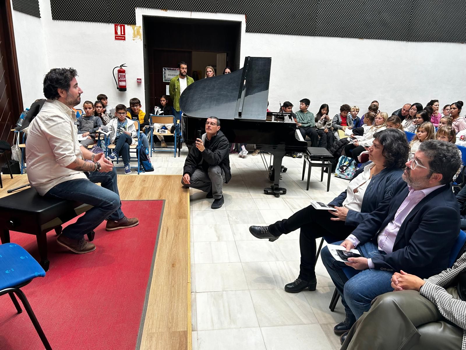 El guitarrista Paco Vidal se dirige a los alumnos en el conservatoria.