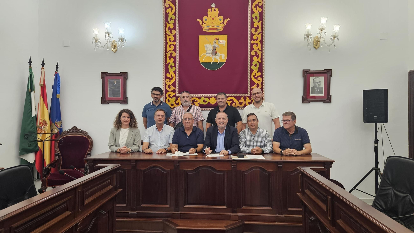 Un momento de la firma en el ayuntamiendo asidonense.