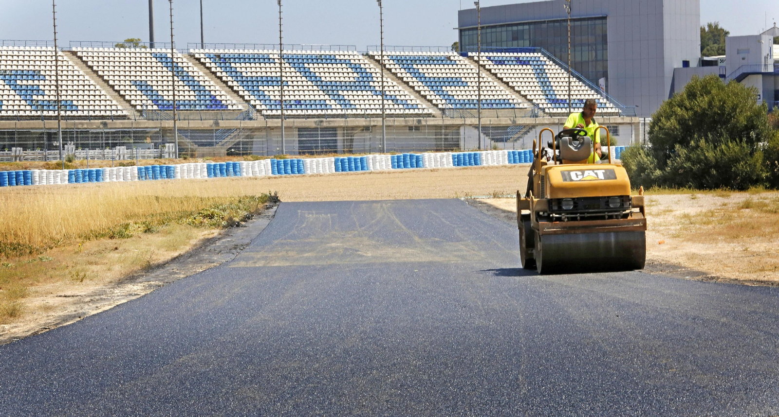Una máquina supervisa el asfalto en una de las vías de servicio del circuito en 2017.