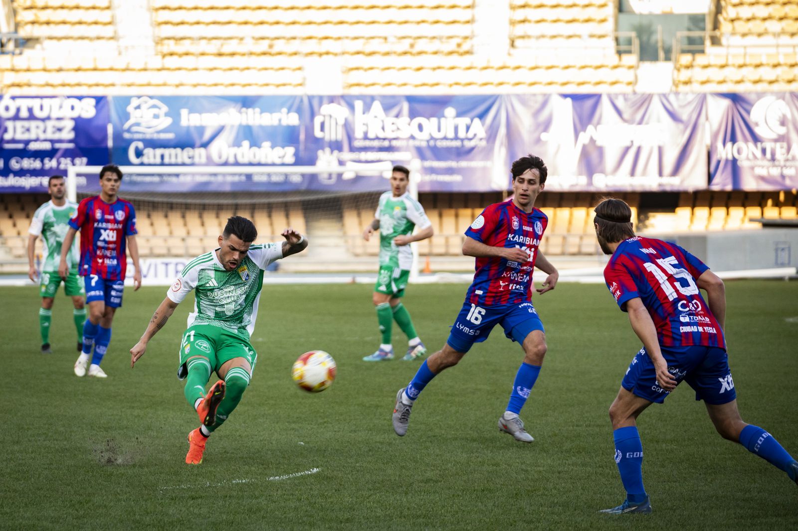 Imágenes del partido entre el Xerez CD y el Yeclano Deportivo en Chapín
