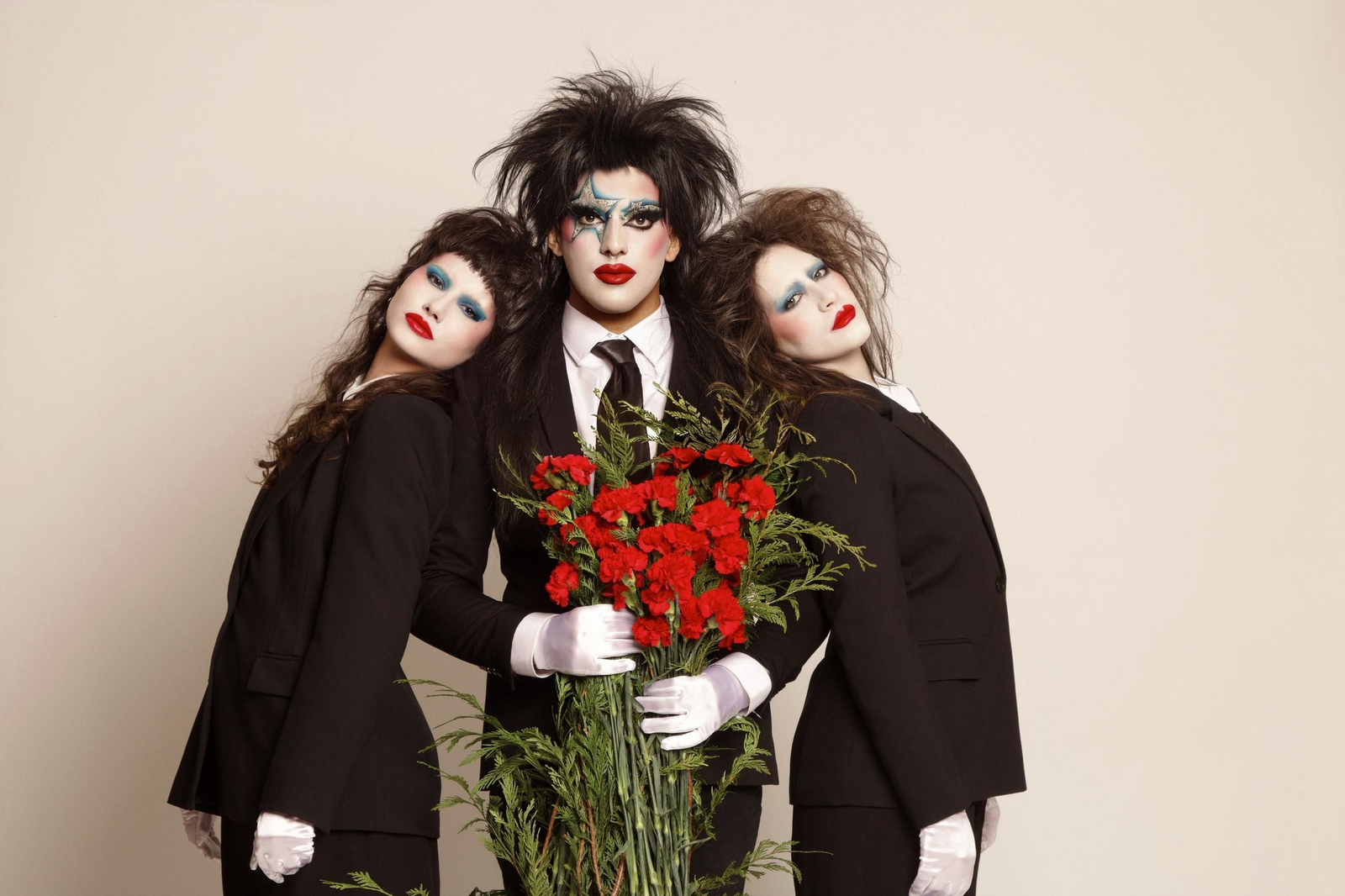 Jota Carajota, Juan José Torres Gutiérrez (c); junto a la también jerezana Irene Quirós (batería) y la onubense Paola Rosillo González (corista).