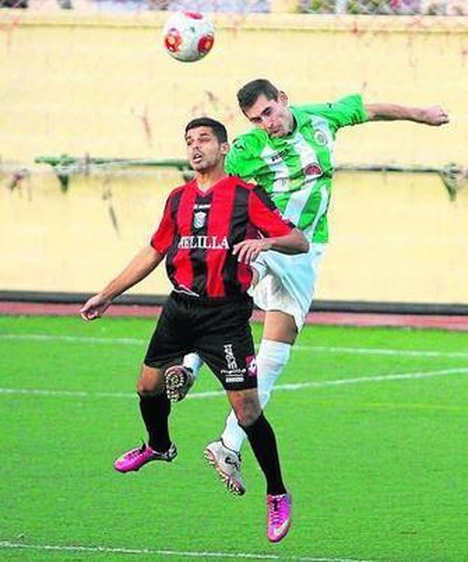 Edi lucha por un balón aéreo ante un jugador melillense.