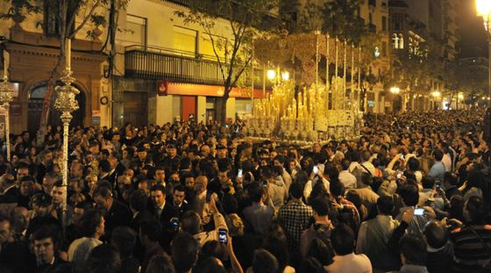 Las imágenes de la procesión extraordinaria de la Esperanza Macarena

Foto: Juan Carlos Vazquez