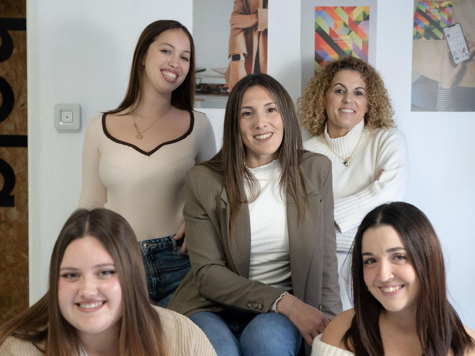 Sandra Romero en el centro, con su equipo de Cloud Estudio.