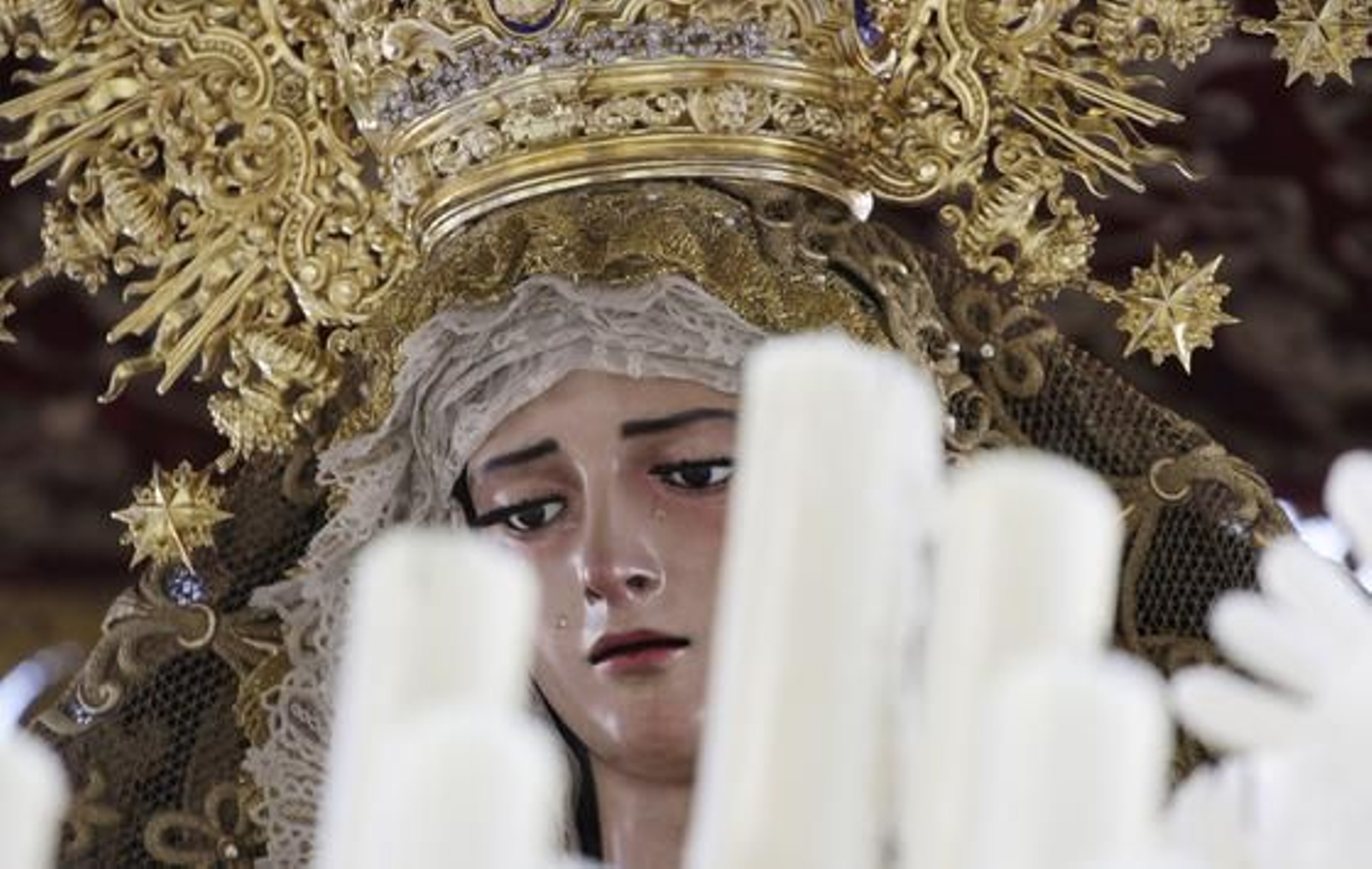 Primer plano de Nuestra Señora de Gracia y Esperanza, de la hermandad de San Roque.

Foto: Victoria Hidalgo