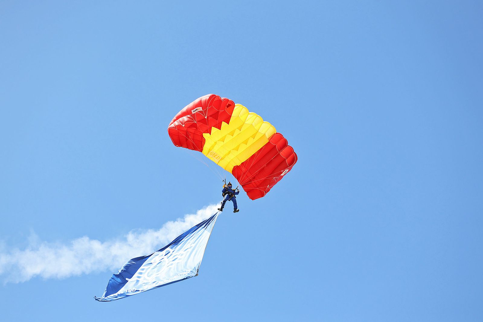 Fotografías de la exhibición aérea de la Patrulla Acrobática de Paracaidismo del Ejército del Aire 'Papea' y de la Patrulla Acrobática de Helicópteros 'ASPA'  en los actos de homenaje al centenario del Plus Ultra presidido por S.M. el Rey Felipe VI