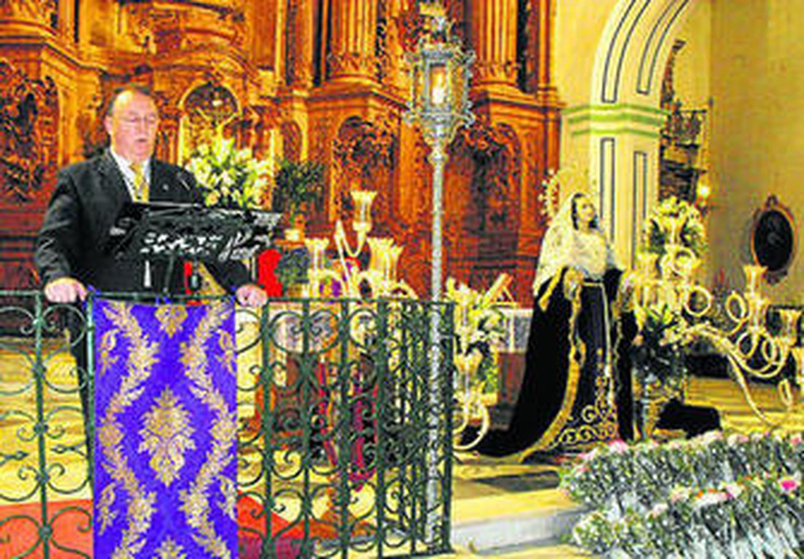 Manuel Martínez durante su pregón junto a Ntra. Sra. de los Dolores.