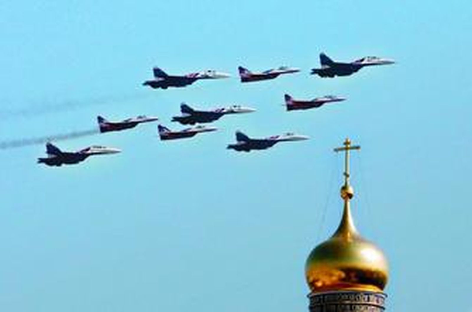 Cazas de combate Mig-25 sobrevuelan el Kremlin durante los actos del cambio de presidente en Rusia.