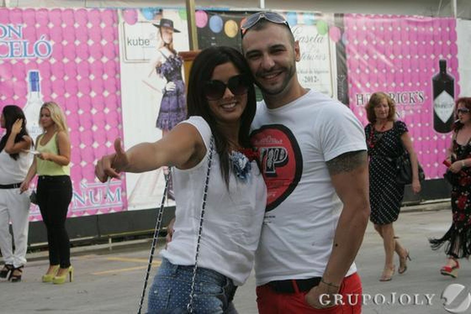 Los algecireños disfrutan de su último día de feria y se reúnen en el Real para contemplar el montaje pirotécnico con el que acaba la fiesta./J.M. Quiñones

Foto: J.M. Quinones