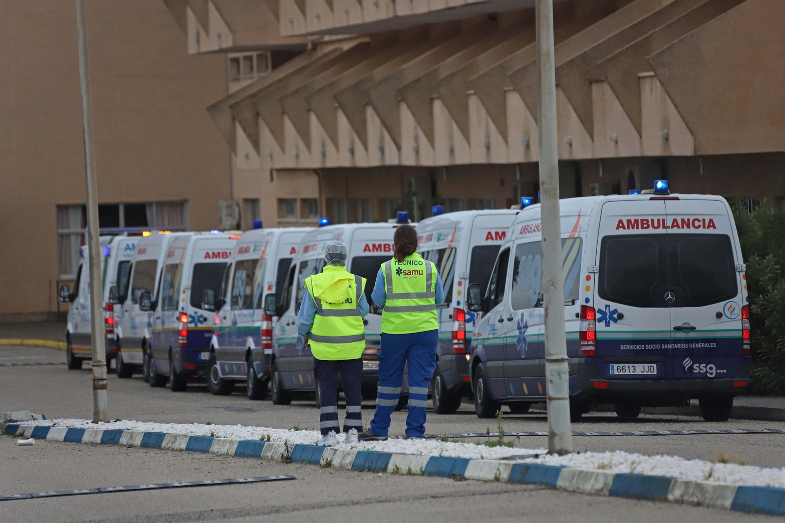 Las ambulancias que trasladaron a los ancianos desde Alcalá, a las puertas de la Residencia Tiempo Libre de La Línea