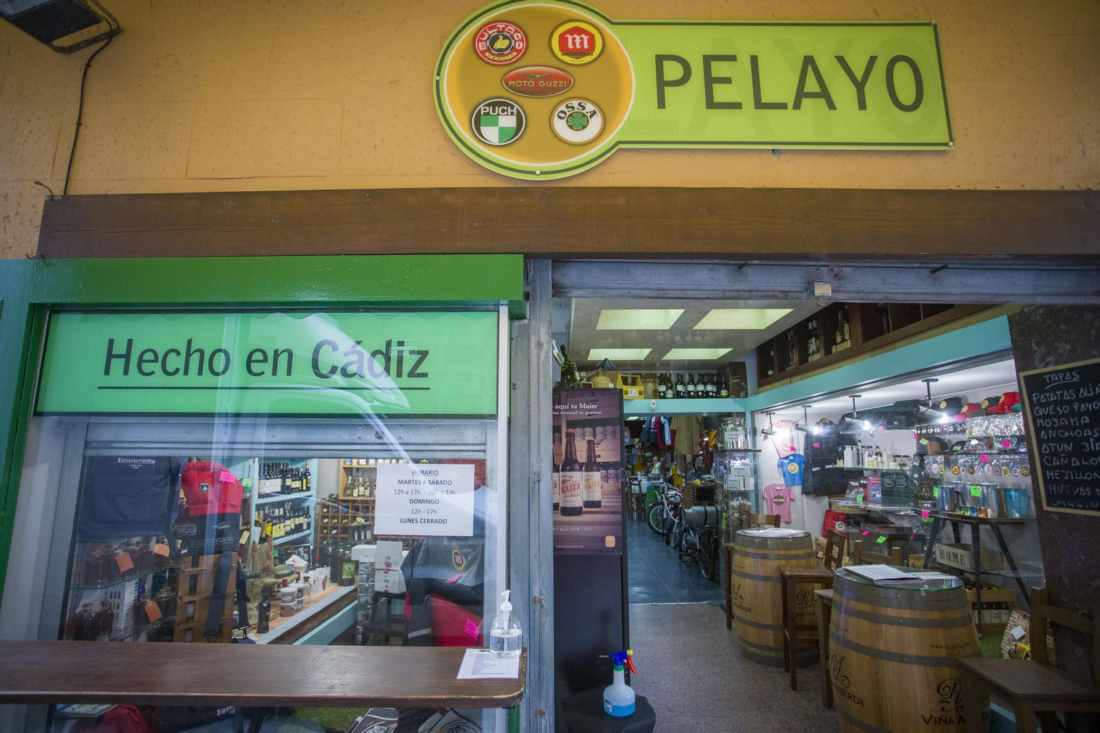 Así es el bar Pelayo-Hecho en Cádiz, un museo del buen comer y el motor
