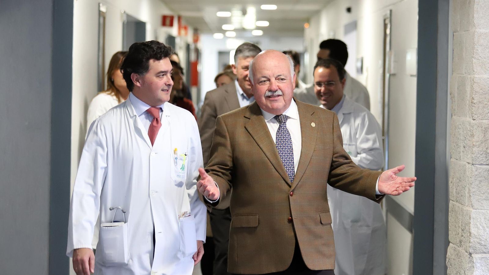 El consejero conoce las instalaciones del Juan Ramón Jiménez.