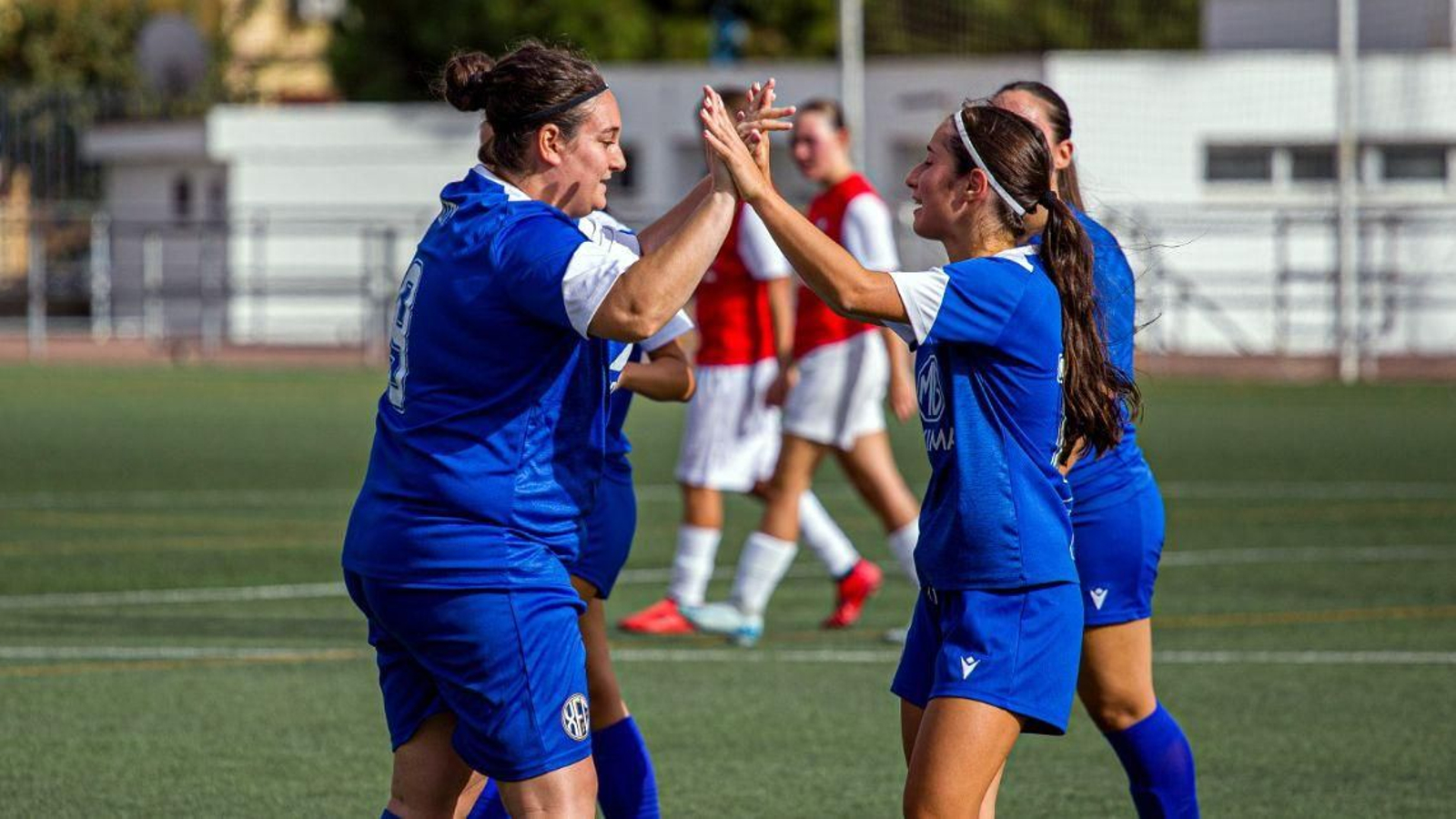Dos jugadoras del Xerez Féminas celebran uno de sus goles esta temporada.
