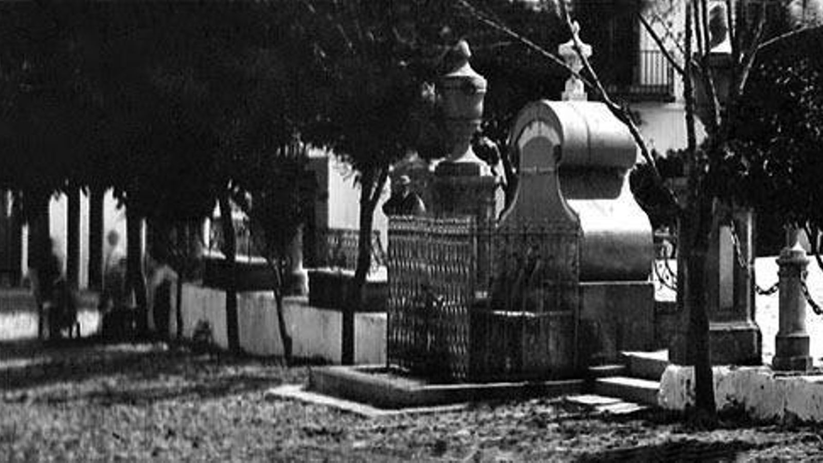 La fuente antigua de la Plaza Alta según fotografía de George Washinton Wilson (1870).