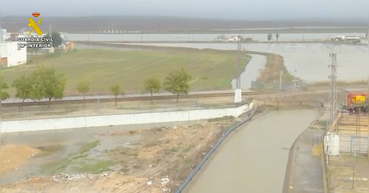 La Guardia Civil colabora en el achique de agua en El Palmar de Troya