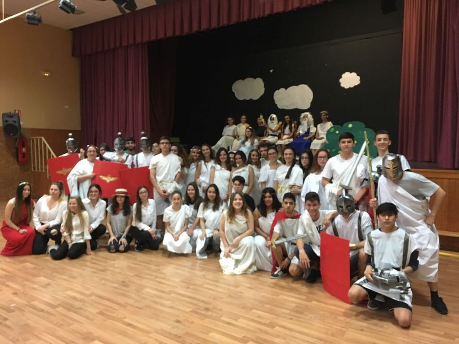 Alumnos ataviados con vestimenta de las antiguas Grecia y Roma.