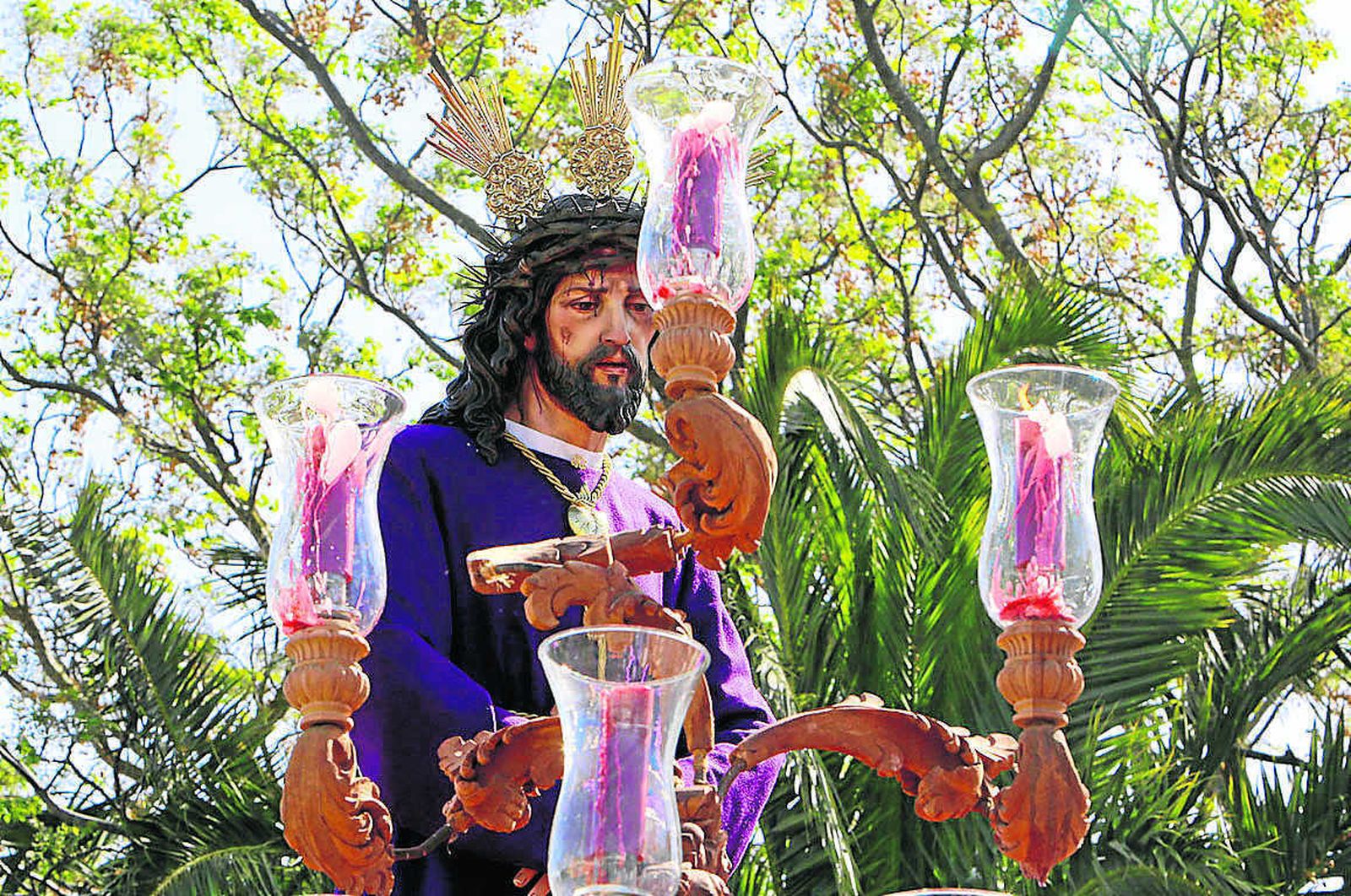 El Señor del Amor en un momento de su desfile por la carretera de Fuente Amarga.