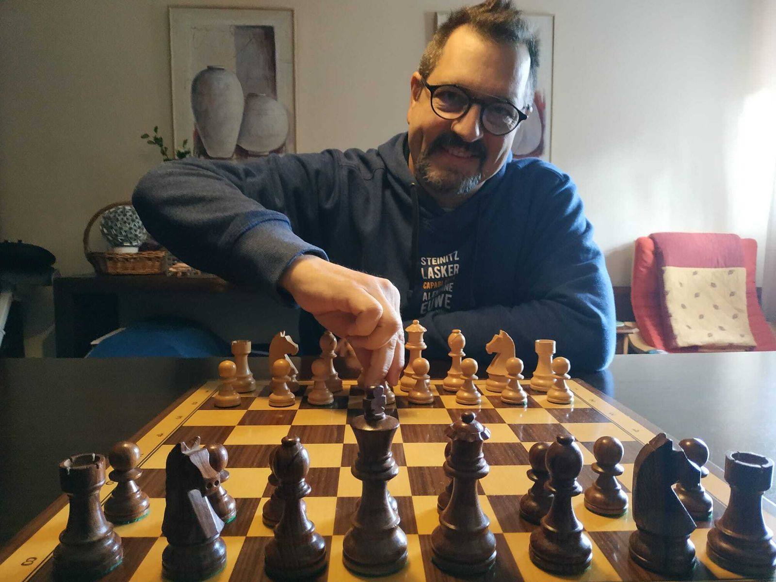 Luis Fernández Siles, 'Luisón', ante un tablero de ajedrez, su 'habitat' natural.