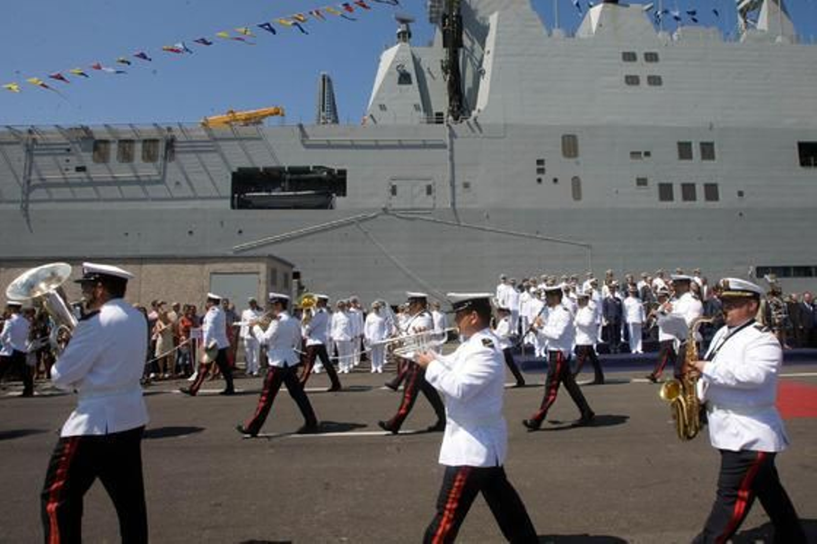 La ministra Chacón inaugura el muelle 4 de la base de Rota y preside la entrega del BAM ´Meteoro´

Foto: Borja Benjumeda