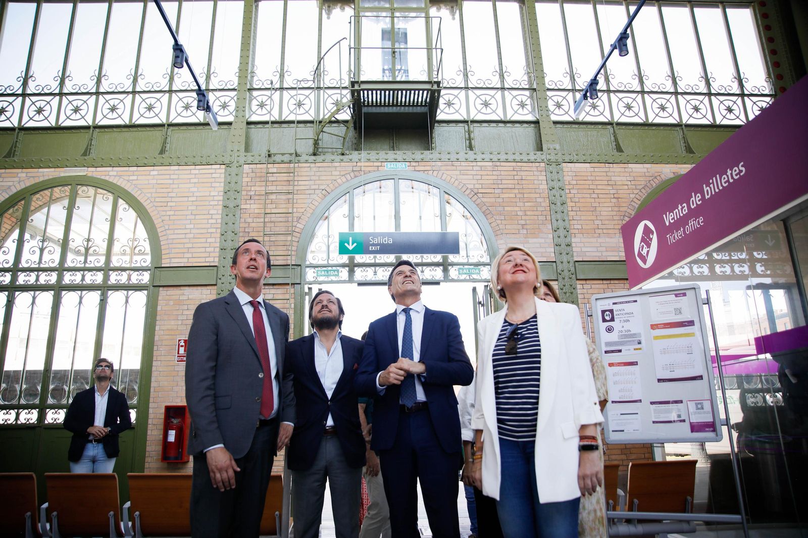 El delegado del Gobierno, Pedro Fernández, visita la estación histórica de Renfe en Almería, en imágenes