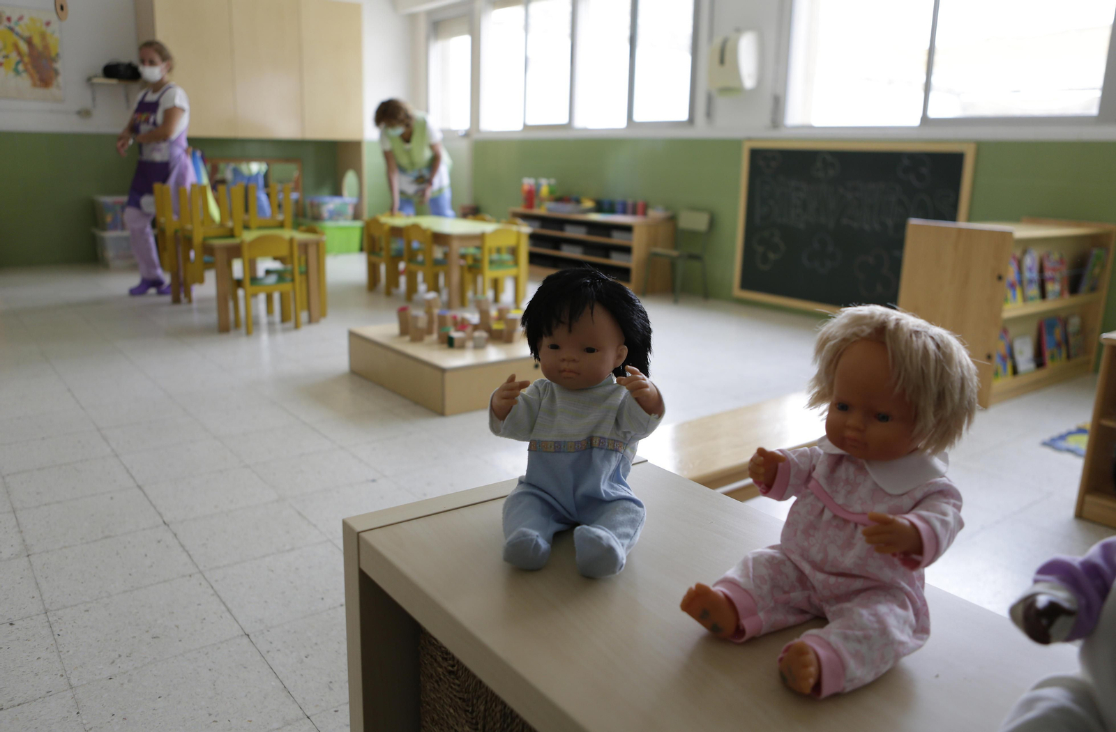 Los muñecos esperan la llegada de los niños a la Escuela Infantil Virgen del Rocío, en Coria del Río.