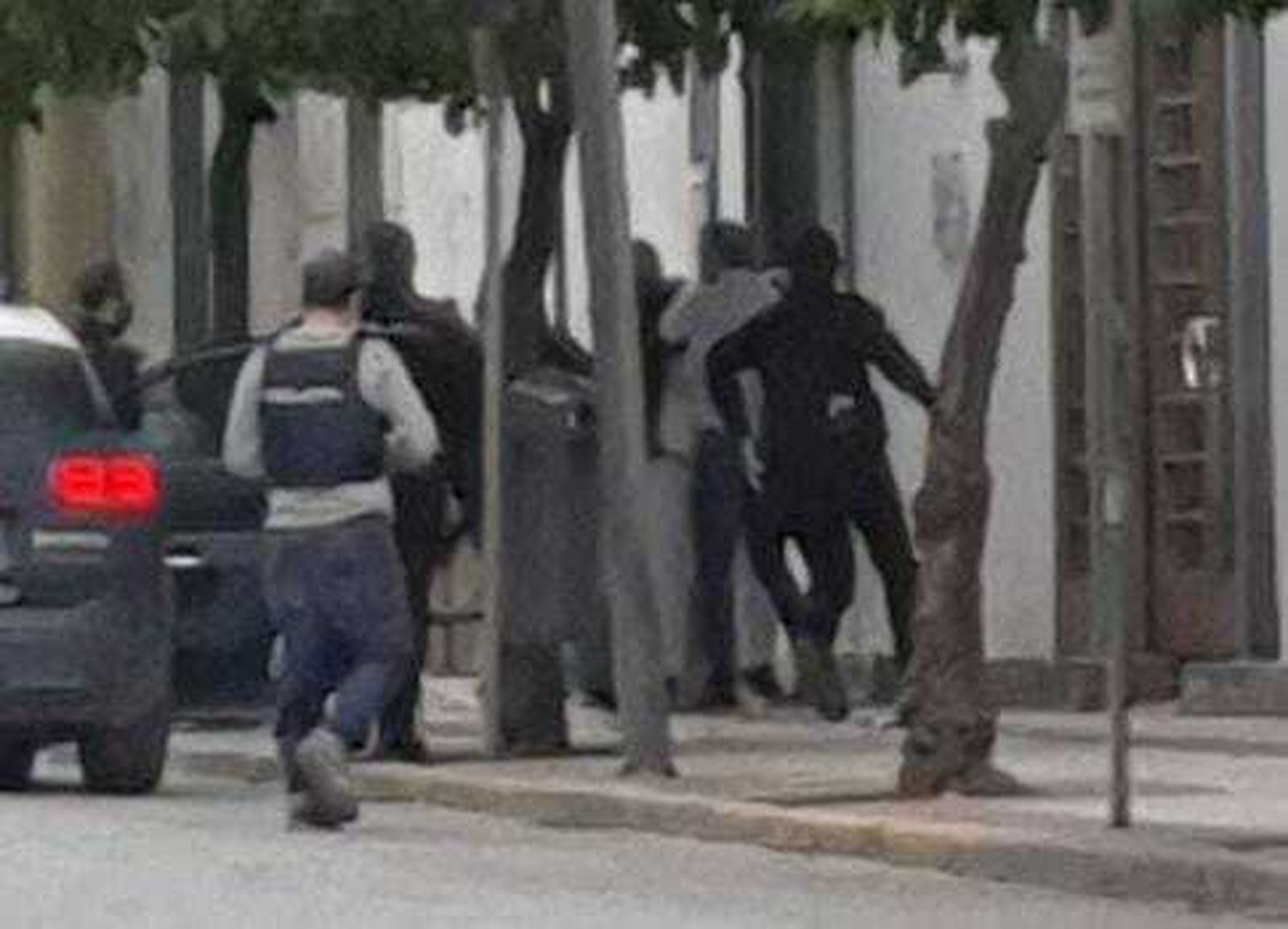 Policías nacionales, en el momento de la detención de dos de los sospechosos.