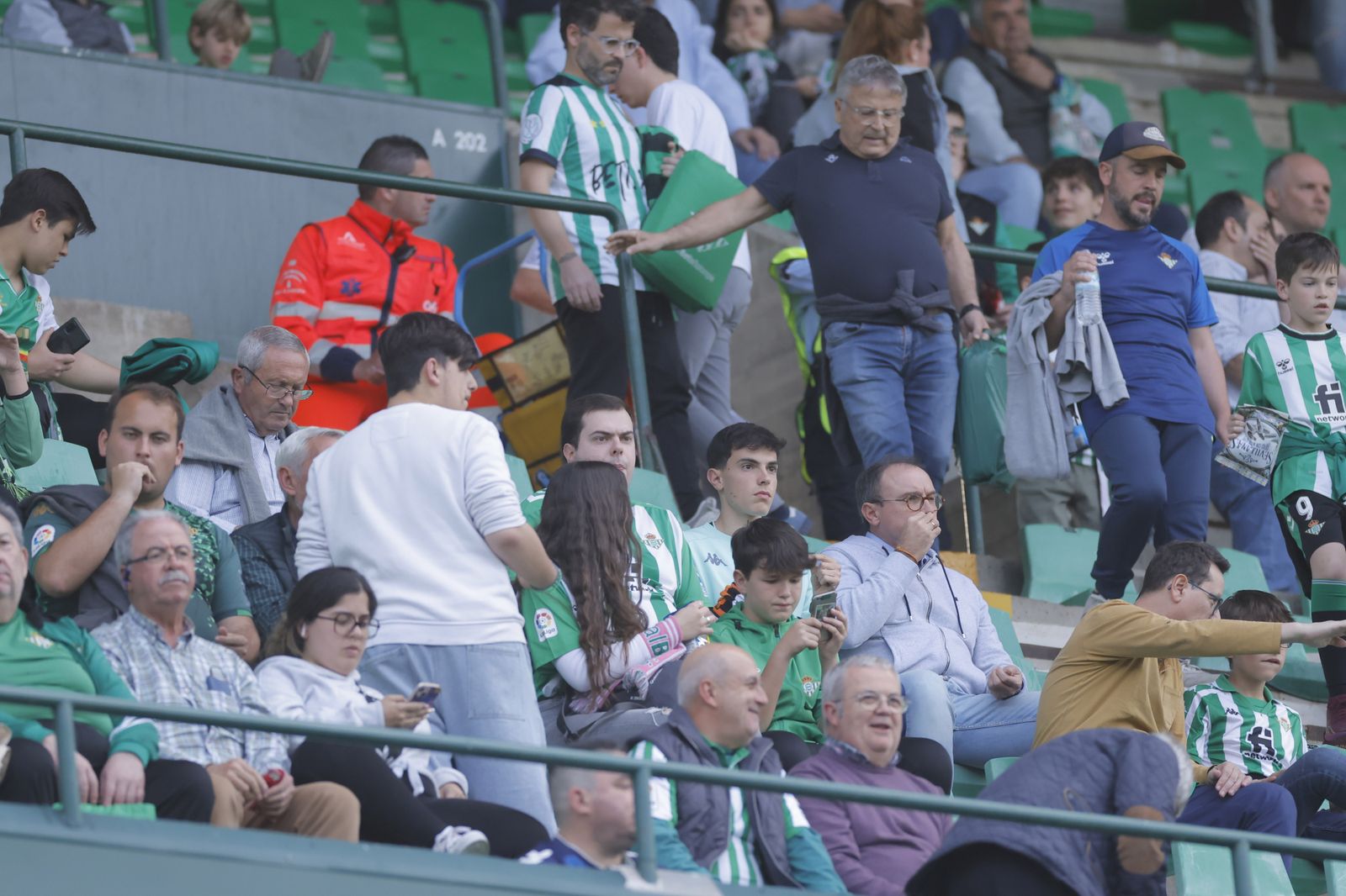 Búscate en las fotos del Betis-Manchester
