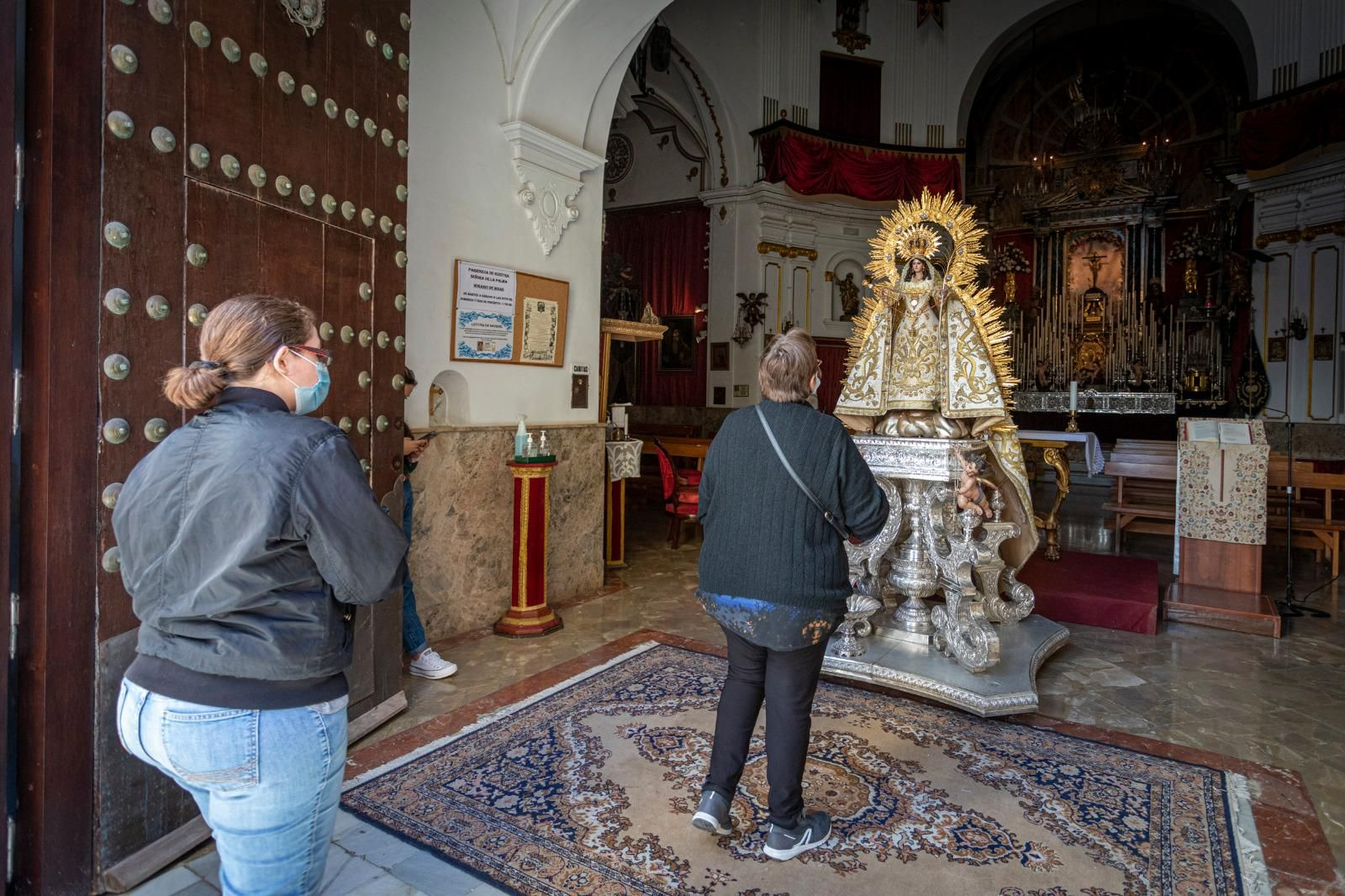 Dos devotas ante la Virgen de La Palma en la mañana de este jueves.