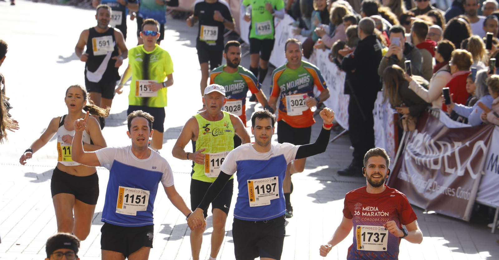 Un grupo de atletas llega a meta en la pasada edición de la Media Maratón de Córdoba 2023. Un grupo de atletas llega a meta en la pasada edición de la Media Maratón de Córdoba 2023.