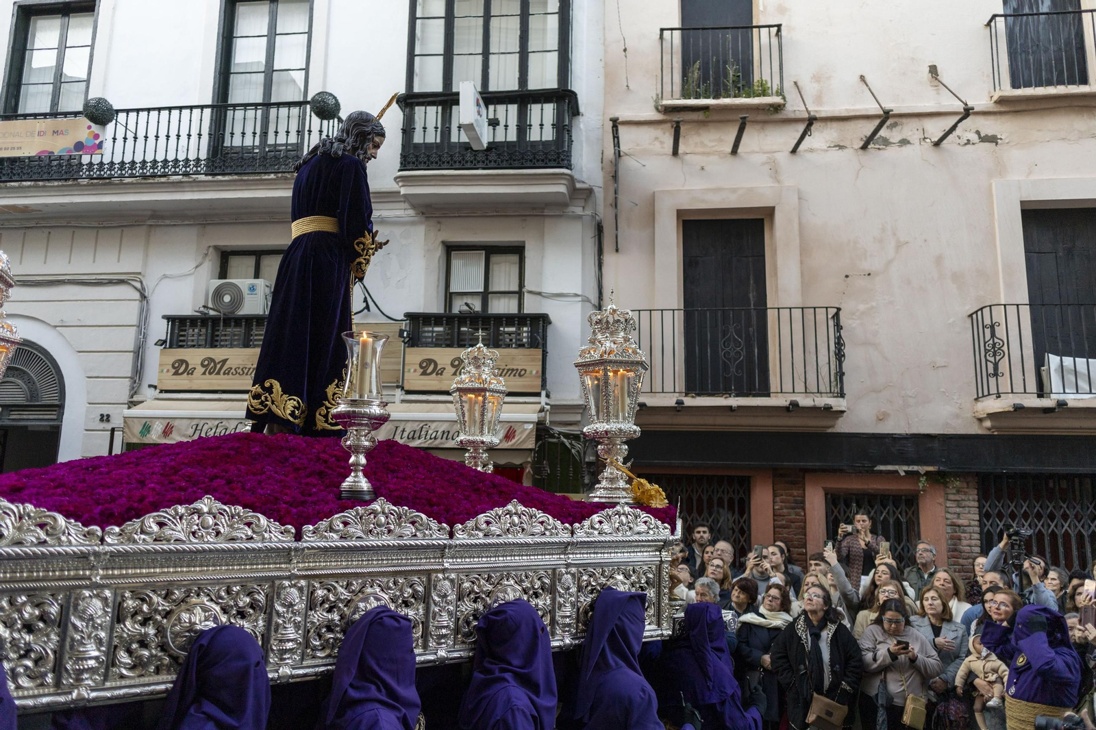 Imágenes de la salida de Dolor y Sacrifico en la Semana Santa de El Puerto 2025