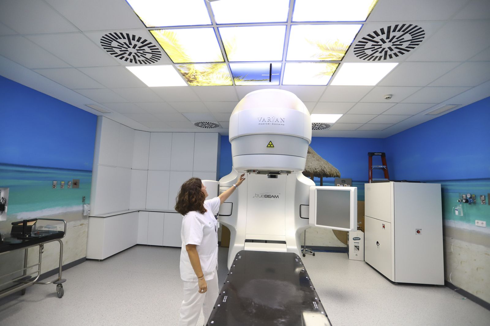 Una sanitaria prepara un equipo de radioterapia en un hospital.