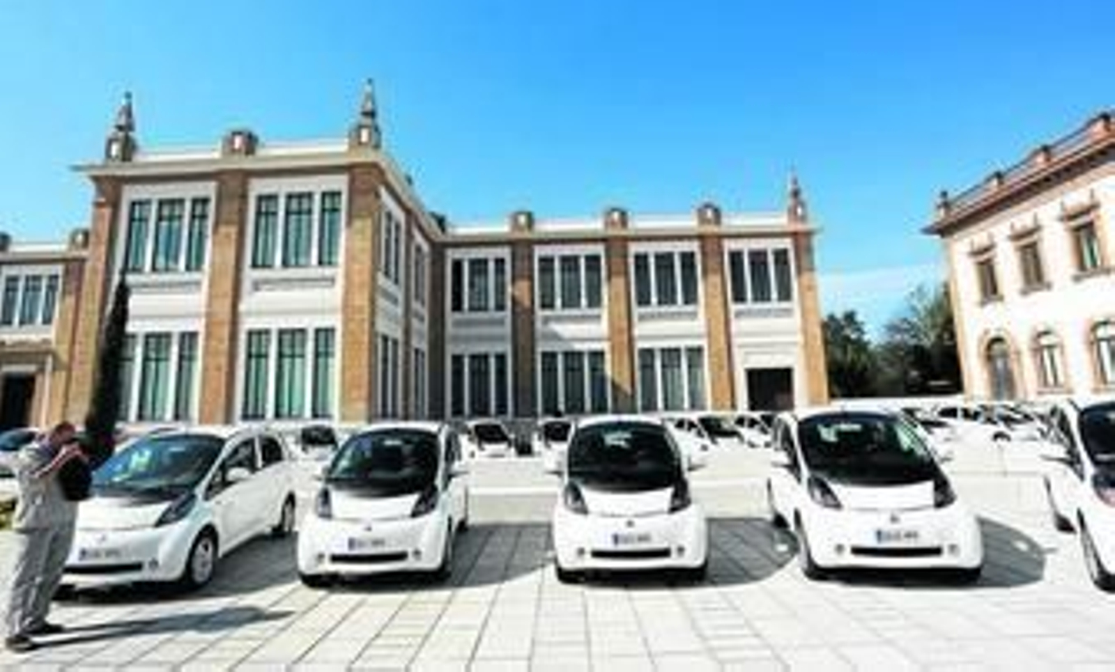 Varios coches eléctricos del proyecto Zem2All en el edificio de Tabacalera.