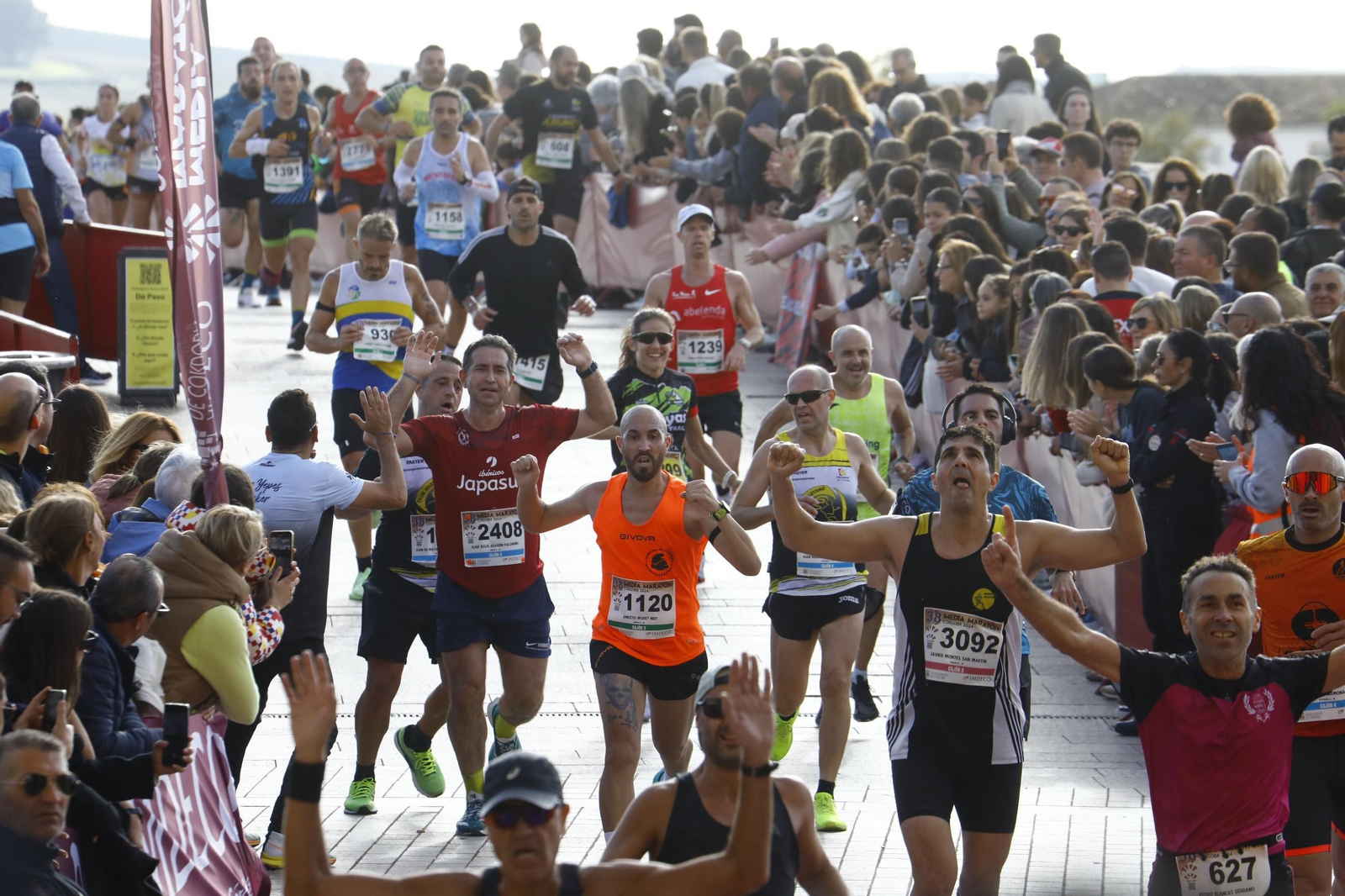 La gloria de cruzar la Puerta del Puente: las fotos de la línea de meta de la Media Maratón de Córdoba 2024