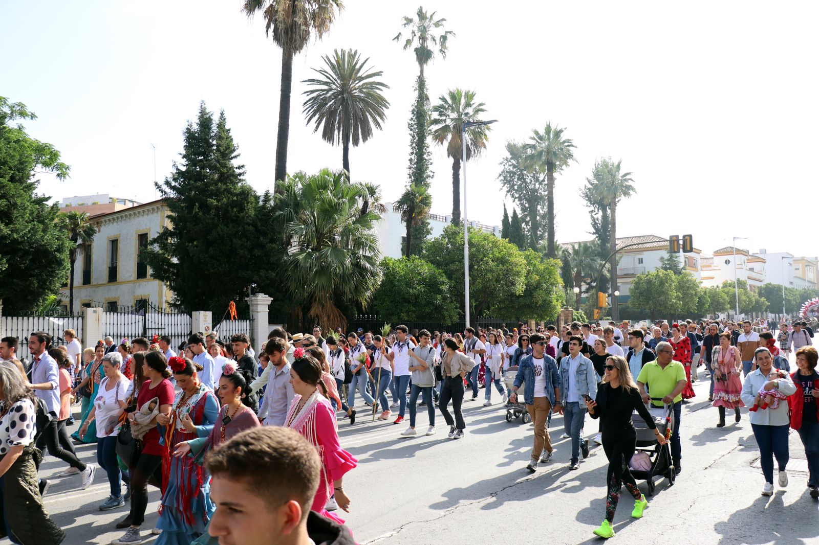 El Rocío 2023: Imágenes de la Hermandad de Emigrantes en su salida de Huelva